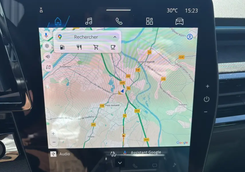 Écran tactile central du Renault Austral E-Tech 200 Esprit Alpine montrant la navigation GPS en intérieur.