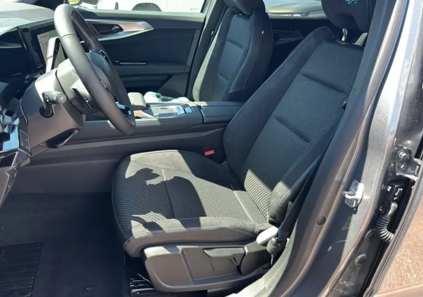 Intérieur côté conducteur du Renault Austral E-Tech 200 Esprit Alpine 2025, siège sport semi-alcantara gris schiste.
