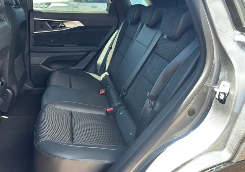 Vue intérieure arrière droite des sièges semi-alcantara noirs avec surpiqûres bleues du Renault Austral E-Tech 200 Esprit Alpine 2025.