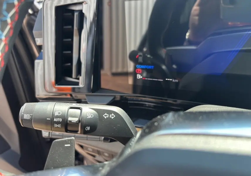 Gros plan sur la commande des feux et clignotants à gauche du volant du Renault Austral E-Tech 200 Esprit Alpine.