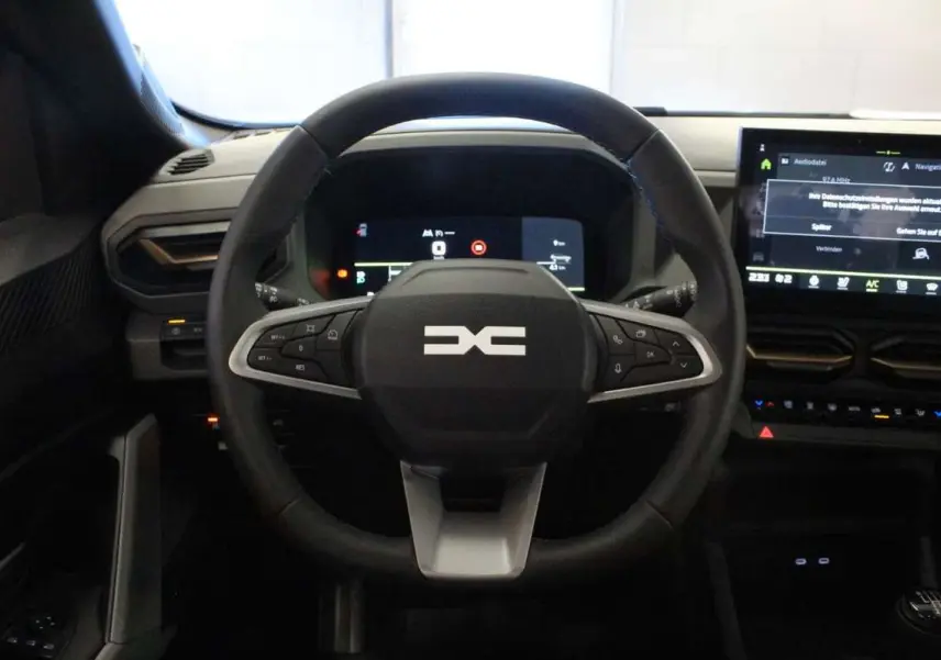 Vue frontale du volant cuir noir et du tableau de bord digital du Dacia Bigster Mild Hybrid 2026.