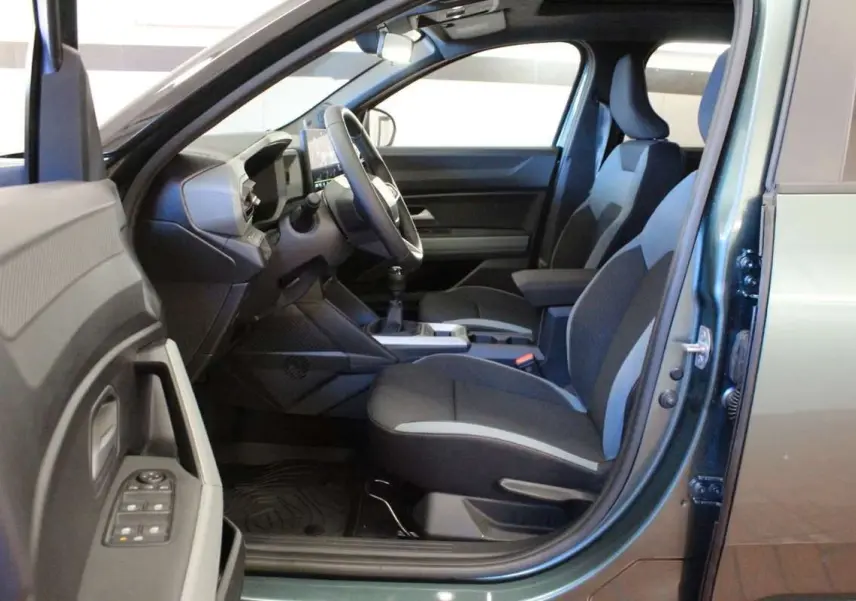 Vue intérieure côté conducteur du Dacia Bigster gris schiste 2026, mettant en valeur les sièges et le tableau de bord digital.