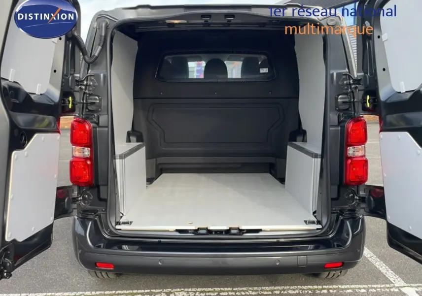 Vue arrière ouverte du Citroën Jumpy cabine approfondie gris titane métal, montrant l'espace de chargement vide et aménagé.