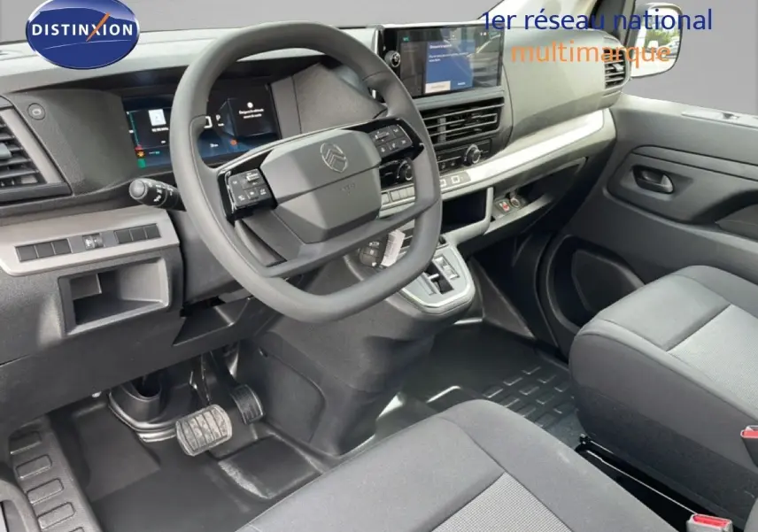 Vue intérieure côté conducteur du Citroën Jumpy cabine approfondie, tableau de bord moderne avec écran tactile et volant multifonction.