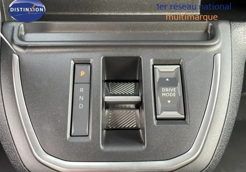 Gros plan sur la commande de boîte automatique et le bouton Drive Mode du Citroën Jumpy Cabine Approfondie gris titane.