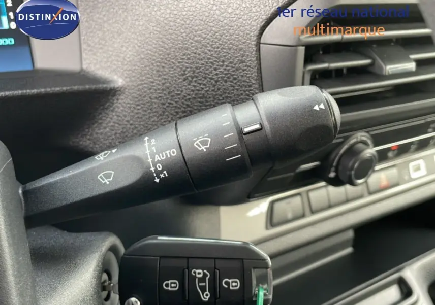 Gros plan sur la commande d’essuie-glace à gauche du volant dans l’habitacle du Citroën Jumpy gris titane.