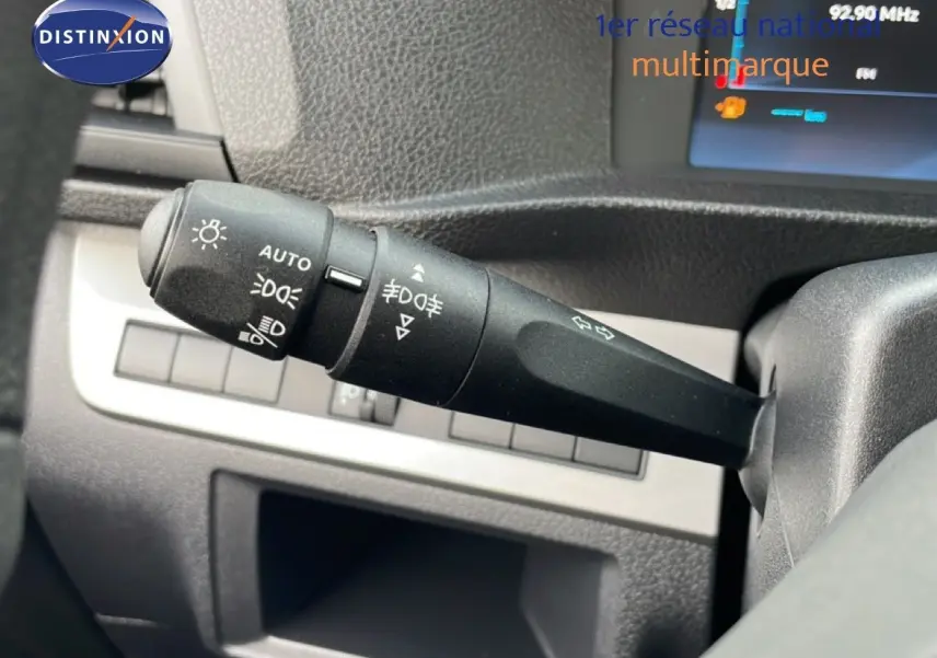 Gros plan sur la manette de commande d’éclairage du tableau de bord d’un Citroën Jumpy Cabine Approfondie gris titane.