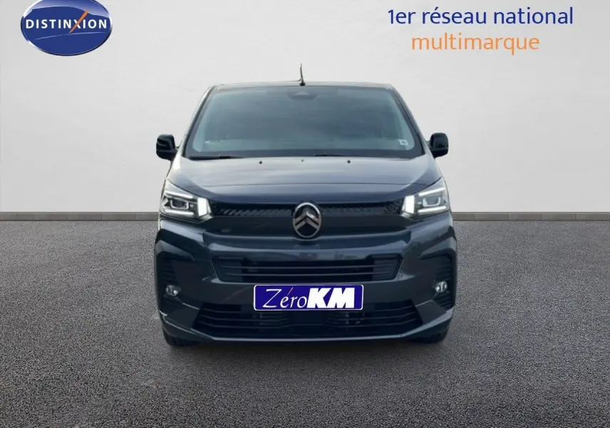 Vue frontale d'un Citroën Jumpy Cabine Approfondie gris titane métal, avec calandre et phares LED distinctifs.