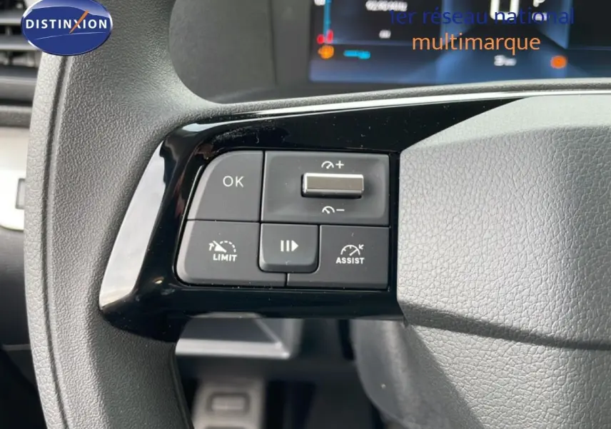 Gros plan sur les commandes au volant du Citroën Jumpy Cabine Approfondie 2026, finition gris titane métal.