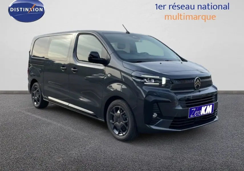 Vue 3/4 avant droit d'un Citroën Jumpy cabine approfondie gris titane métal avec jantes noires et calandre moderne.