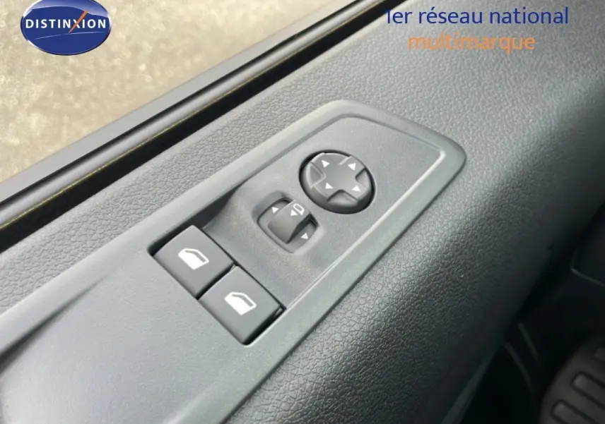 Gros plan sur les commandes de réglage des rétroviseurs et vitres côté conducteur du Citroën Jumpy Cabine Approfondie gris titane.