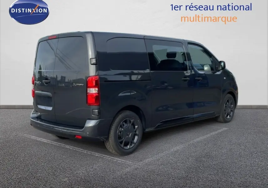 Vue 3/4 arrière droite d’un Citroën Jumpy Cabine Approfondie gris titane métallisé, avec vitres teintées et jantes noires.