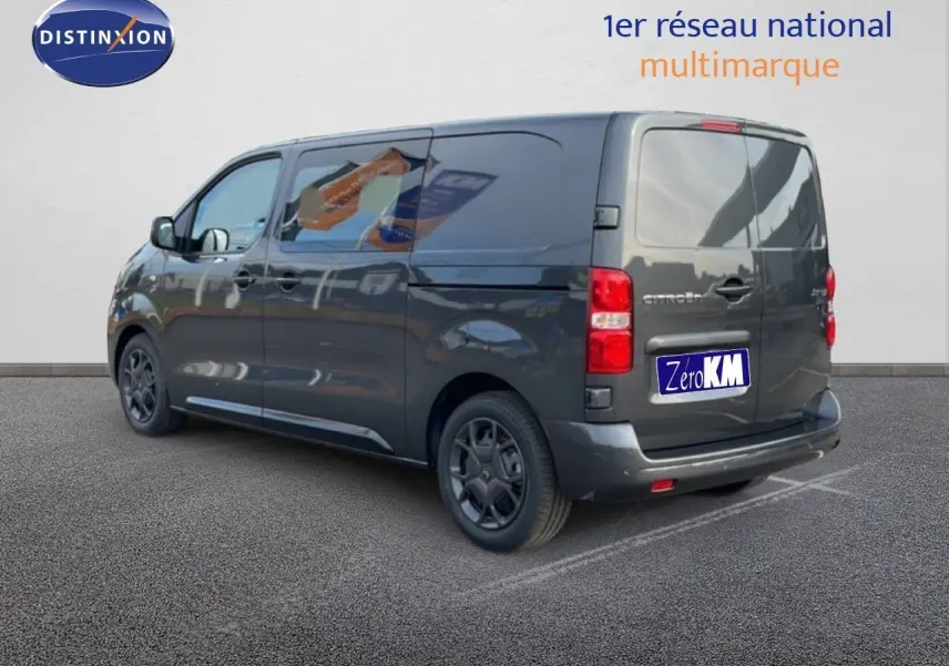 Vue 3/4 arrière droite d'un Citroën Jumpy cabine approfondie gris titane métal avec vitres teintées et jantes noires.