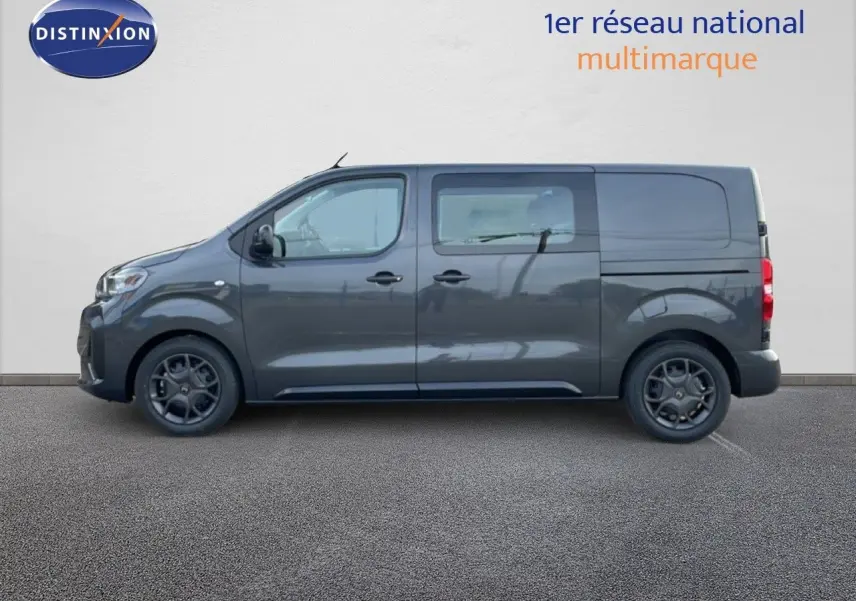 Vue de profil côté gauche d'un Citroën Jumpy Cabine Approfondie gris titane métal, avec vitres latérales et jantes foncées.