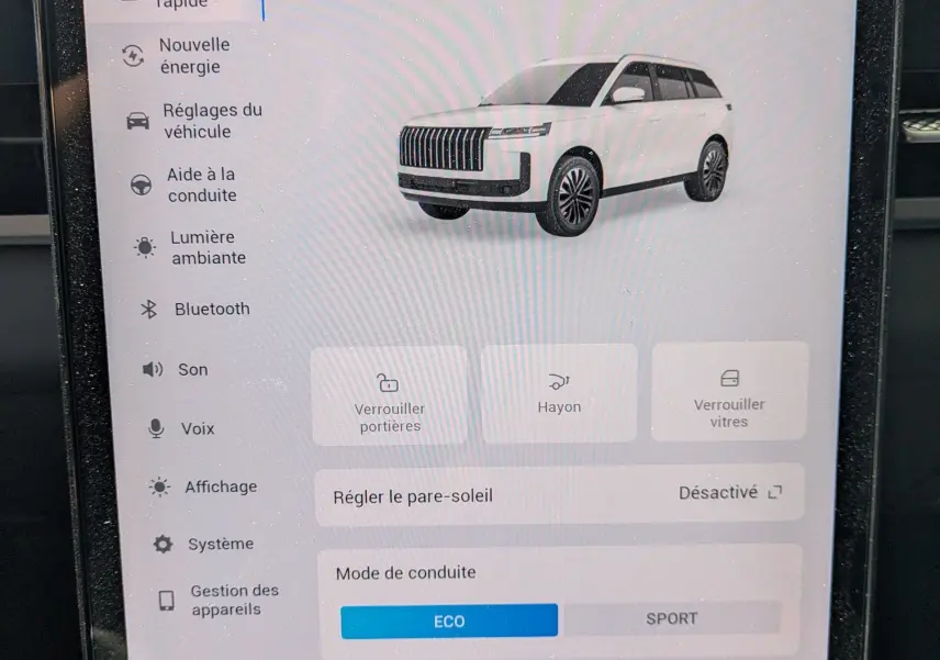 Écran tactile intérieur affichant les réglages du JAECOO J5 avec illustration 3/4 avant du SUV blanc.