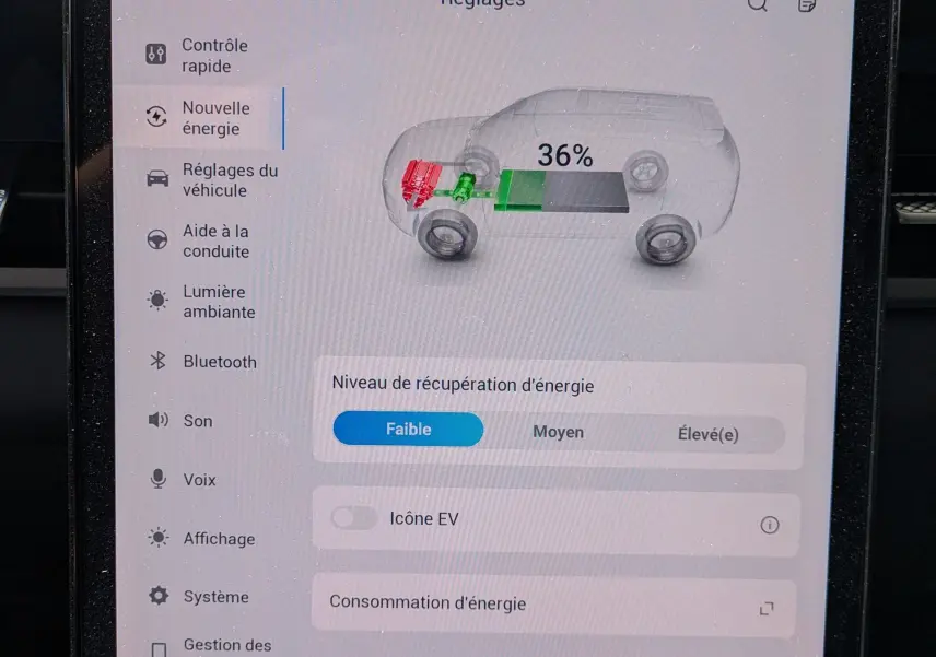 Écran tactile intérieur du JAECOO J5 affichant les réglages d'énergie et la récupération à 36%, interface claire en français.