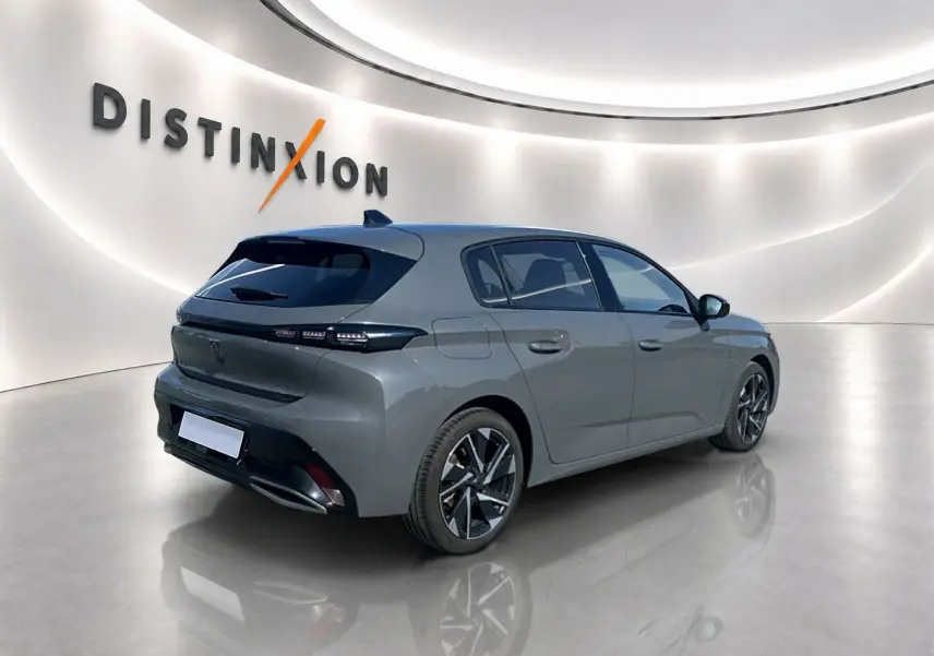 Vue 3/4 arrière droite d'une Peugeot 308 2025 gris artense avec jantes alliage et feux arrière LED distinctifs.