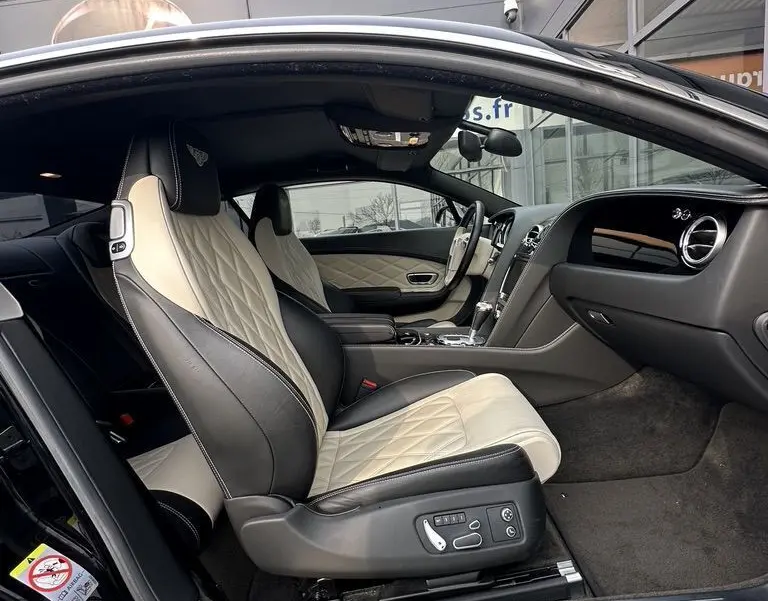 Intérieur de la Bentley Continental GT 4.0 V8 Mulliner 2013 vue côté gauche, sièges cuir bicolore noir et beige avec surpiqûres.