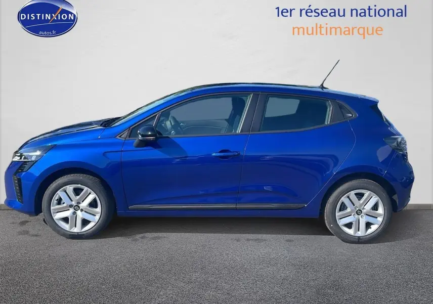 Profil droit d'une Renault Clio V 1.5 dCi 100 Evolution bleu iron avec jantes alliage et poignées ton carrosserie.
