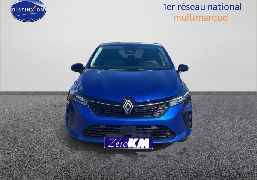 Vue de face d'une Renault Clio V 1.5 dCi 100 Evolution en bleu iron avec calandre noire et logo Renault centré.
