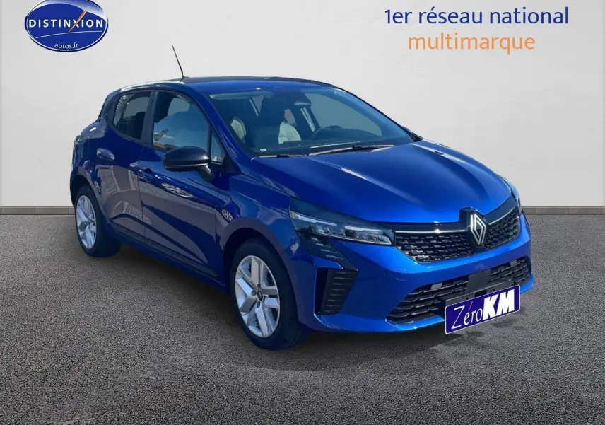 Renault Clio V bleu iron vue 3/4 avant droit, avec calandre noire et jantes argentées sur sol bitumé.