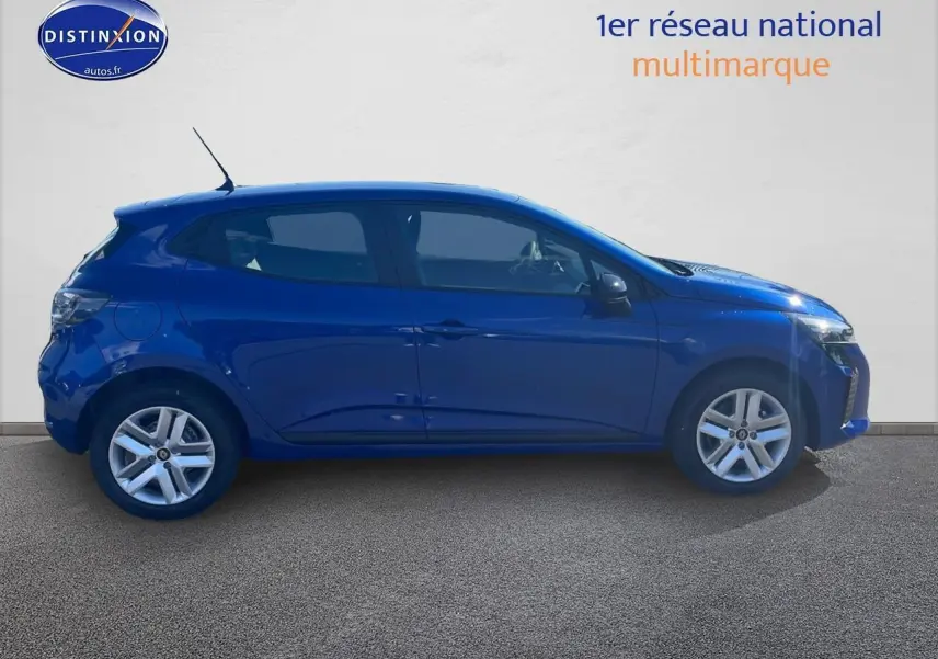 Profil droit de la Renault Clio V bleu iron 2025 avec jantes alliage et poignées ton carrosserie