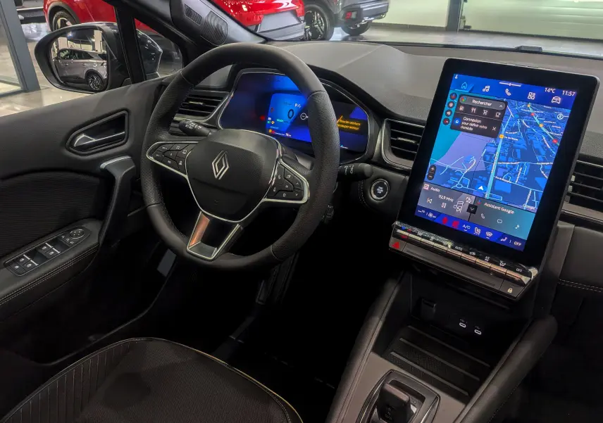 Intérieur de la Renault SYMBIOZ E-Tech 2025, vue du poste de conduite avec écran tactile vertical et volant multifonction.