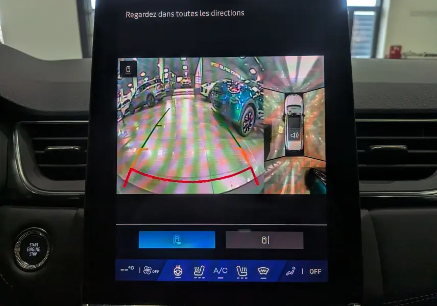 Écran central du Renault Symbioz 2025 montrant la caméra de recul et la vue à 360° dans un intérieur noir.