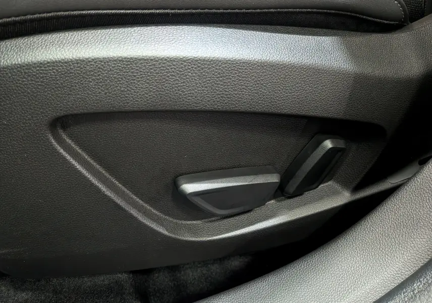 Commandes de réglage électrique du siège avant en cuir noir dans une Renault SYMBIOZ E-Tech gris Cassiopé, vue intérieure détaillée.