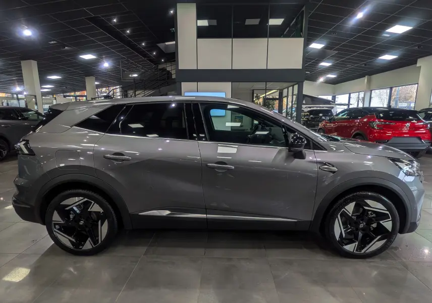 Vue latérale droite d'un Renault SYMBIOZ gris Cassiopé, soulignant ses jantes noires et argentées au design moderne.