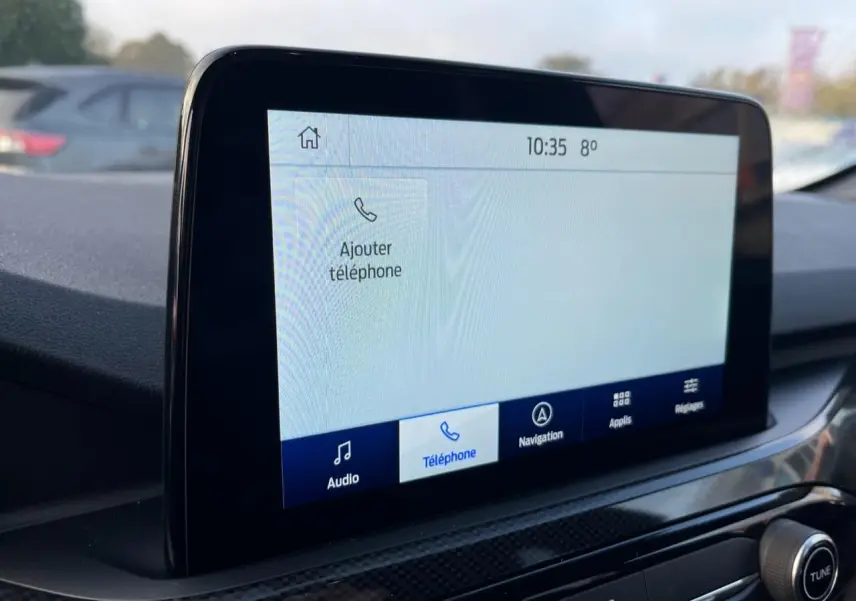 Écran tactile central du Ford Kuga 1.5 EcoBoost 2022 affichant le menu téléphone, vue intérieure rapprochée.