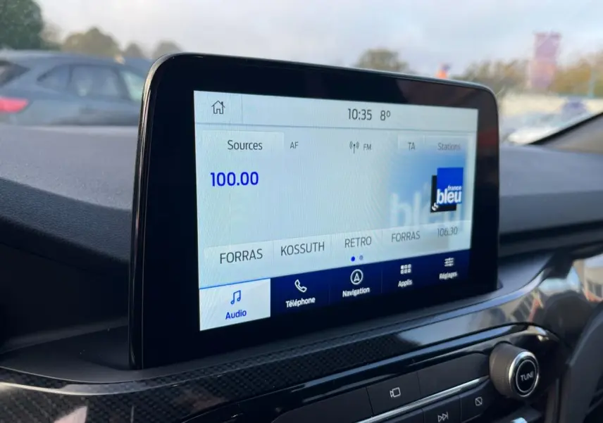 Écran tactile central du Ford Kuga 1.5 EcoBoost 2022 affichant la radio FM avec interface Ford SYNC 3.
