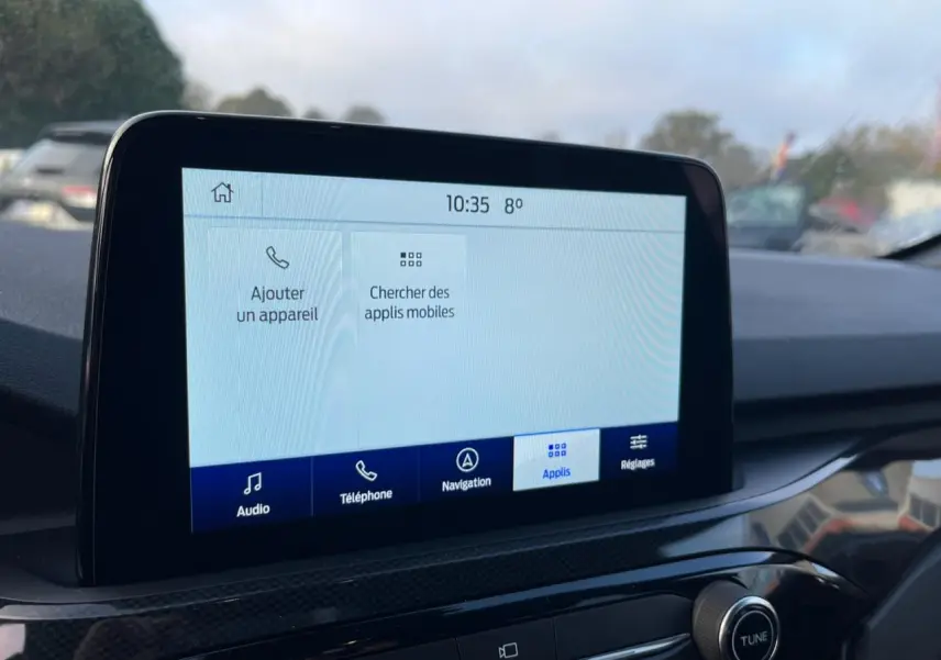Écran tactile central du Ford Kuga 1.5 EcoBoost 2022 affichant le menu de connexion d'appareils mobiles.