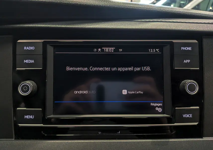 Écran central tactile du Volkswagen Transporter 6.1 blanc, affichant l'invite de connexion USB avec options Android Auto et Apple CarPlay.