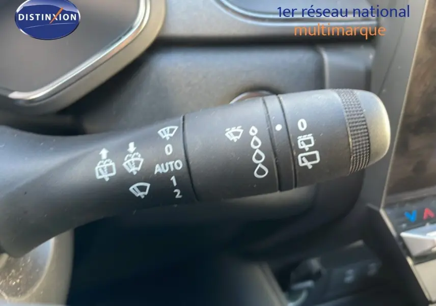 Gros plan sur la commande des essuie-glaces dans l'habitacle d'une Renault Symbioz gris cassiopée métal.