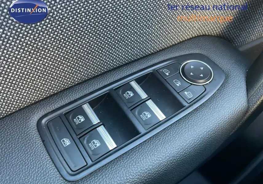 Panneau de commandes des vitres électriques et rétroviseurs sur la portière côté gauche d'une Renault Symbioz gris cassiopée métal.