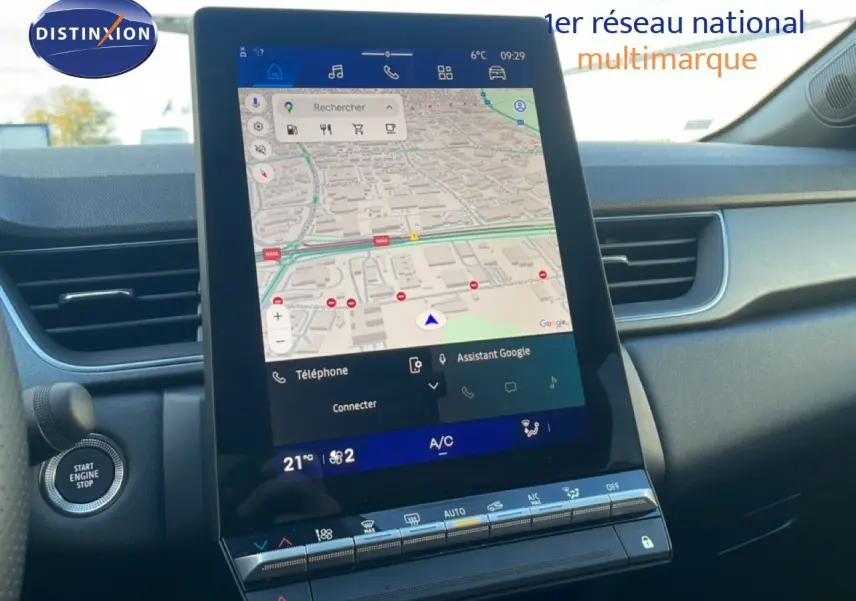 Vue rapprochée de la console centrale du Renault Symbioz gris cassiopée, mettant en valeur l'écran tactile avec navigation GPS.