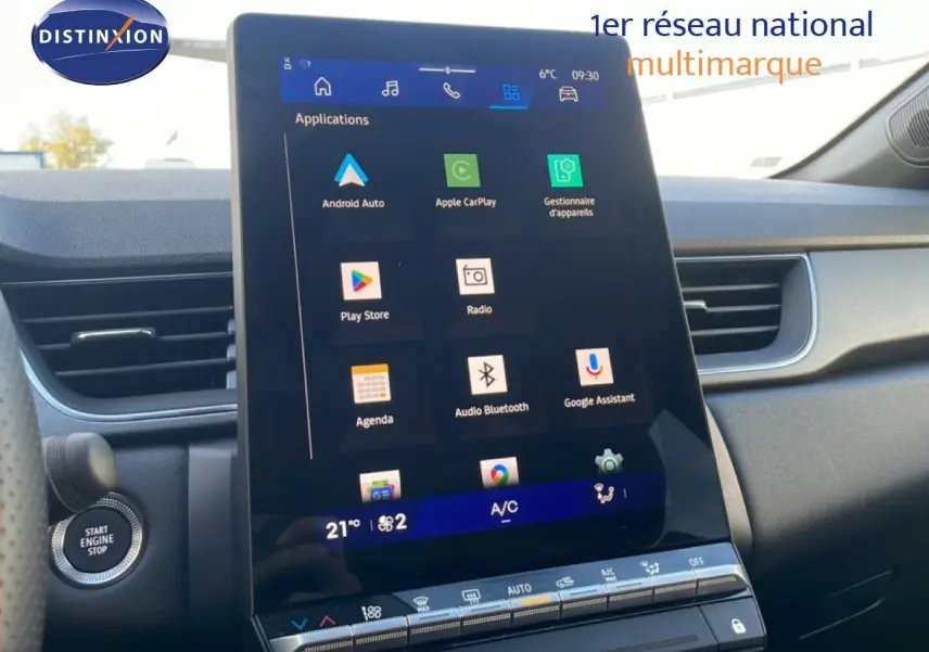 Écran tactile central de la Renault Symbioz gris cassiopée, affichant les applications connectées dans l'habitacle.