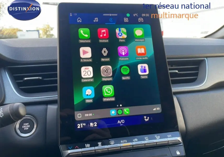 Écran tactile central allumé dans l'habitacle d'une Renault Symbioz gris cassiopée, vue du tableau de bord côté conducteur.