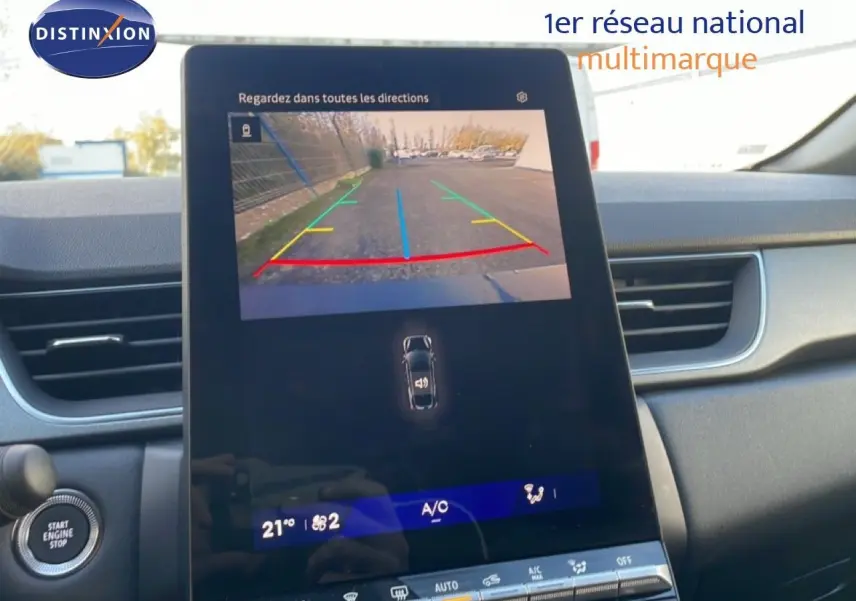 Écran central affichant la caméra de recul dans l'habitacle gris du Renault Symbioz hybride 2025.