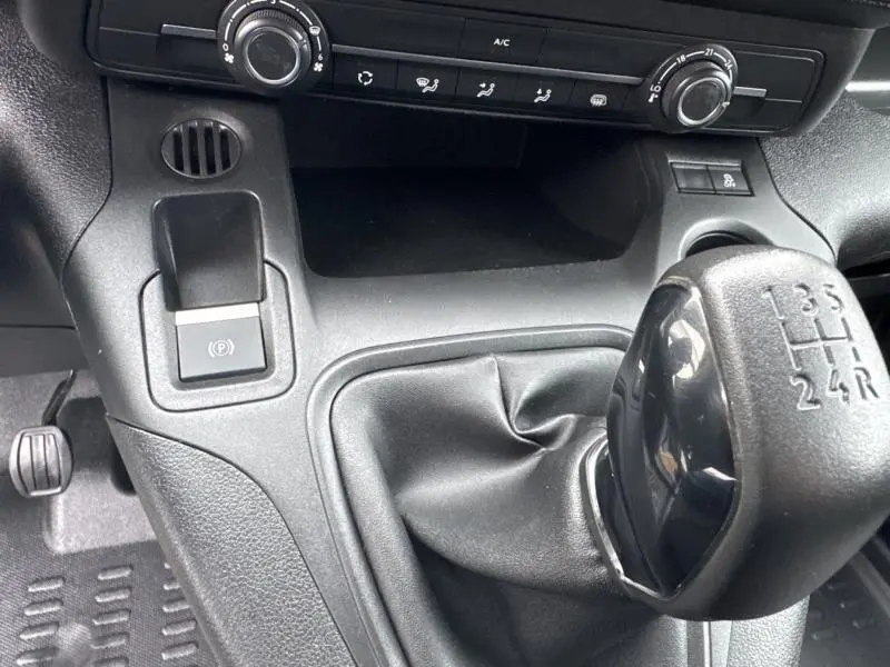 Gros plan sur la console centrale du Citroën Berlingo Fourgon 2020, levier de vitesses manuel et commandes climatisation visibles.