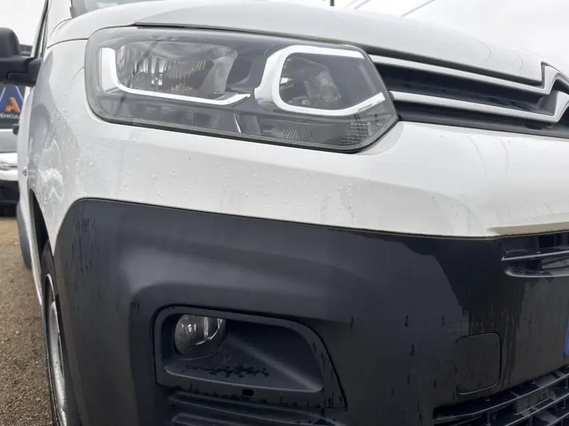 Gros plan sur l'avant droit blanc banquise du Citroën Berlingo Fourgon 2020 avec phares et antibrouillard visibles.
