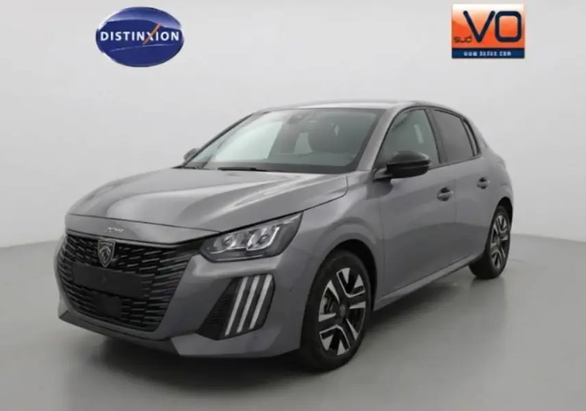 Peugeot 208 Hybrid gris vue 3/4 avant droit, avec calandre noire et jantes alliage 16 pouces distinctives.
