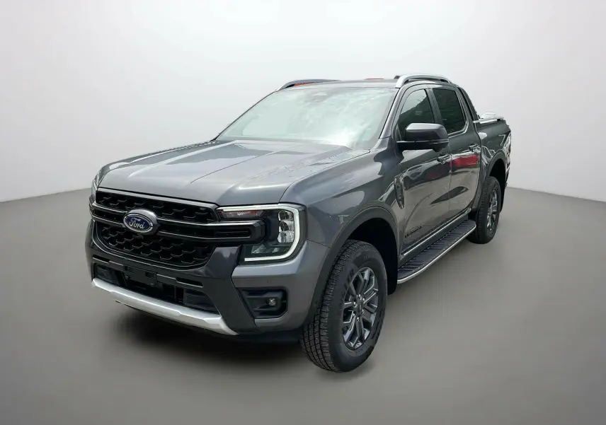 Ford Ranger gris carbone en 3/4 avant droit avec barres de toit et marchepieds visibles