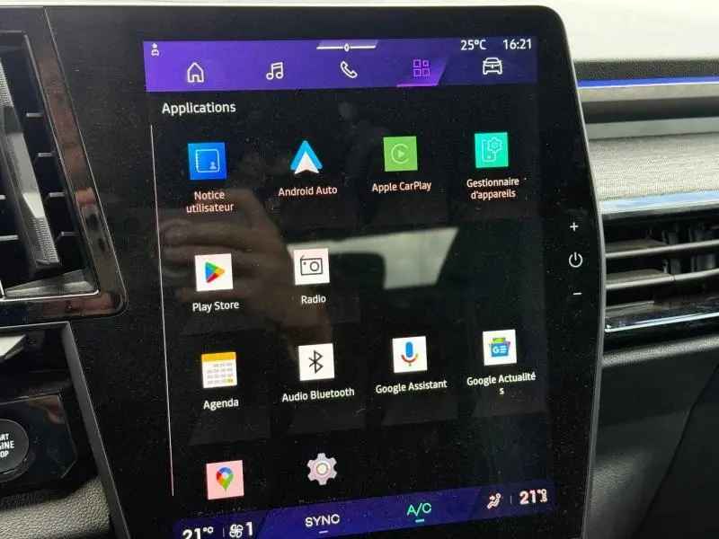 Écran tactile central de la Renault Austral 2025 affichant les applications Android Auto, Apple CarPlay et Google Assistant.