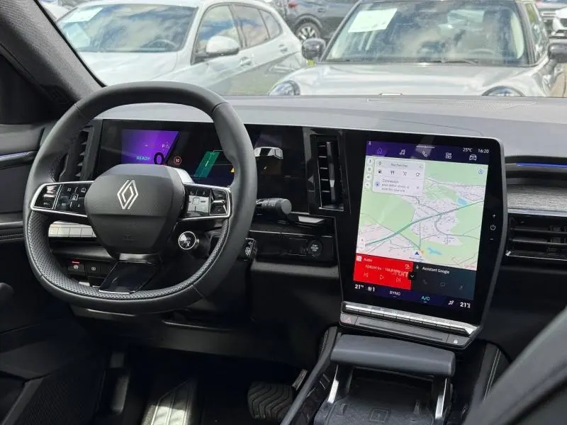 Vue intérieure du tableau de bord du Renault Austral 2025 avec écran tactile vertical et volant multifonction noir.