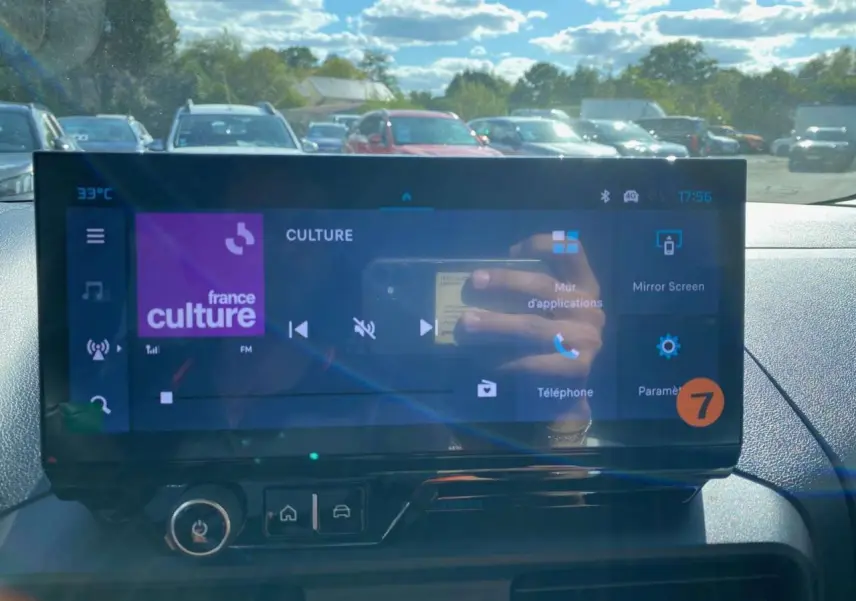 Écran tactile central du tableau de bord du Citroën Berlingo 2026, avec interface multimédia visible en plein jour.