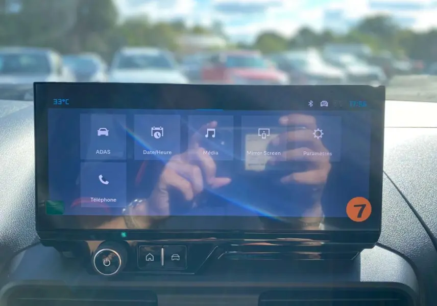 Vue intérieure du tableau de bord du Citroën Berlingo 2026 avec écran tactile central et commandes intégrées.
