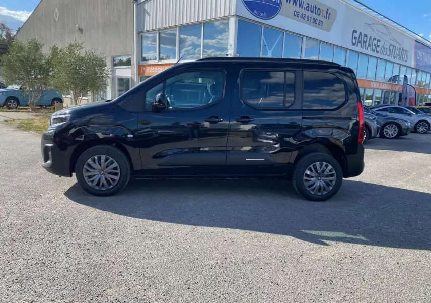 Profil latéral gauche d'un Citroën Berlingo noir 2026 avec portes coulissantes et vitres surteintées en arrière.