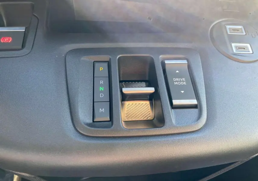 Gros plan sur la commande de boîte automatique et le sélecteur de mode de conduite du Citroën Berlingo noir 2026.